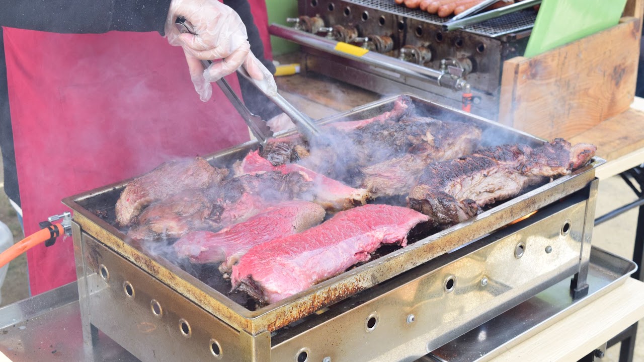 牛モモ肉の回転炭火焼き